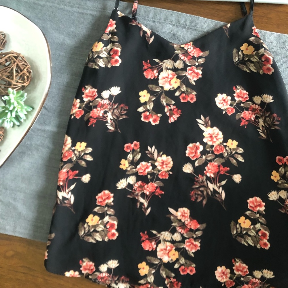 Black tank with roses - Adjustable Straps